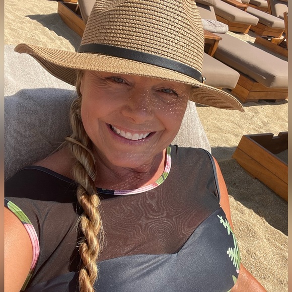 Meet your Posher, Tiffany - Picture 1 of 1